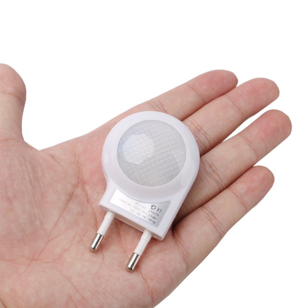 Smart LED-Nattlampa med Ljussensor – Tänds automatiskt i mörkret!